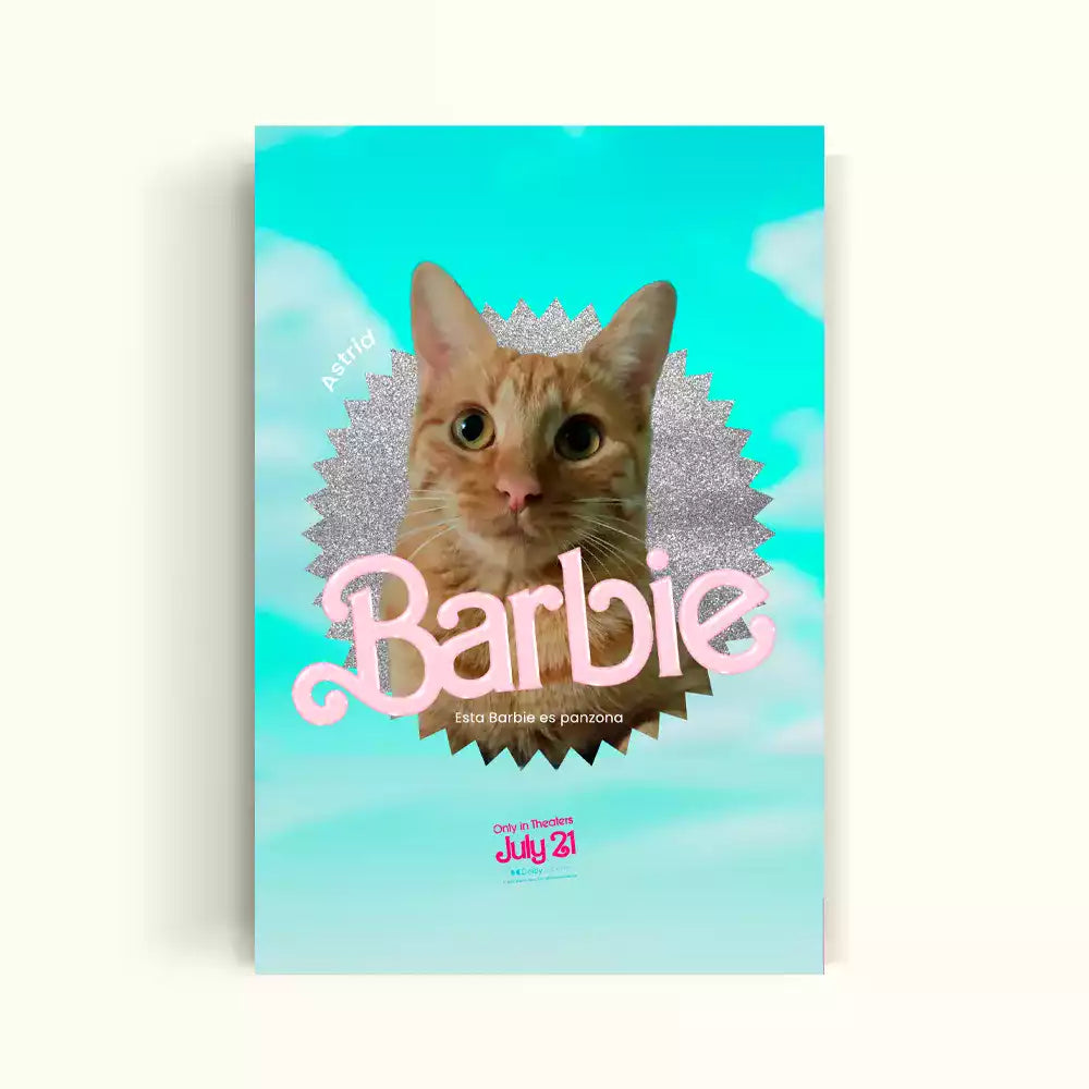 Gato con el cielo azul de fondo y con el texto Barbie simulando un poster promocional de la pelicula