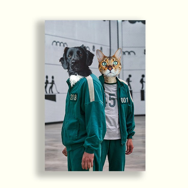 Perrito negro junto a un gatito ambos vestidos como personajes de el juego del calamar