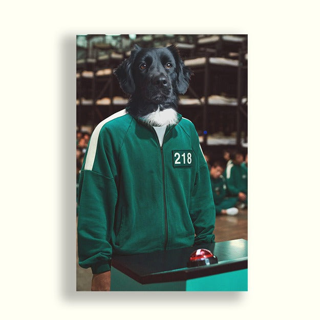 Perrito negro vestido como personaje de  el juego del calamar