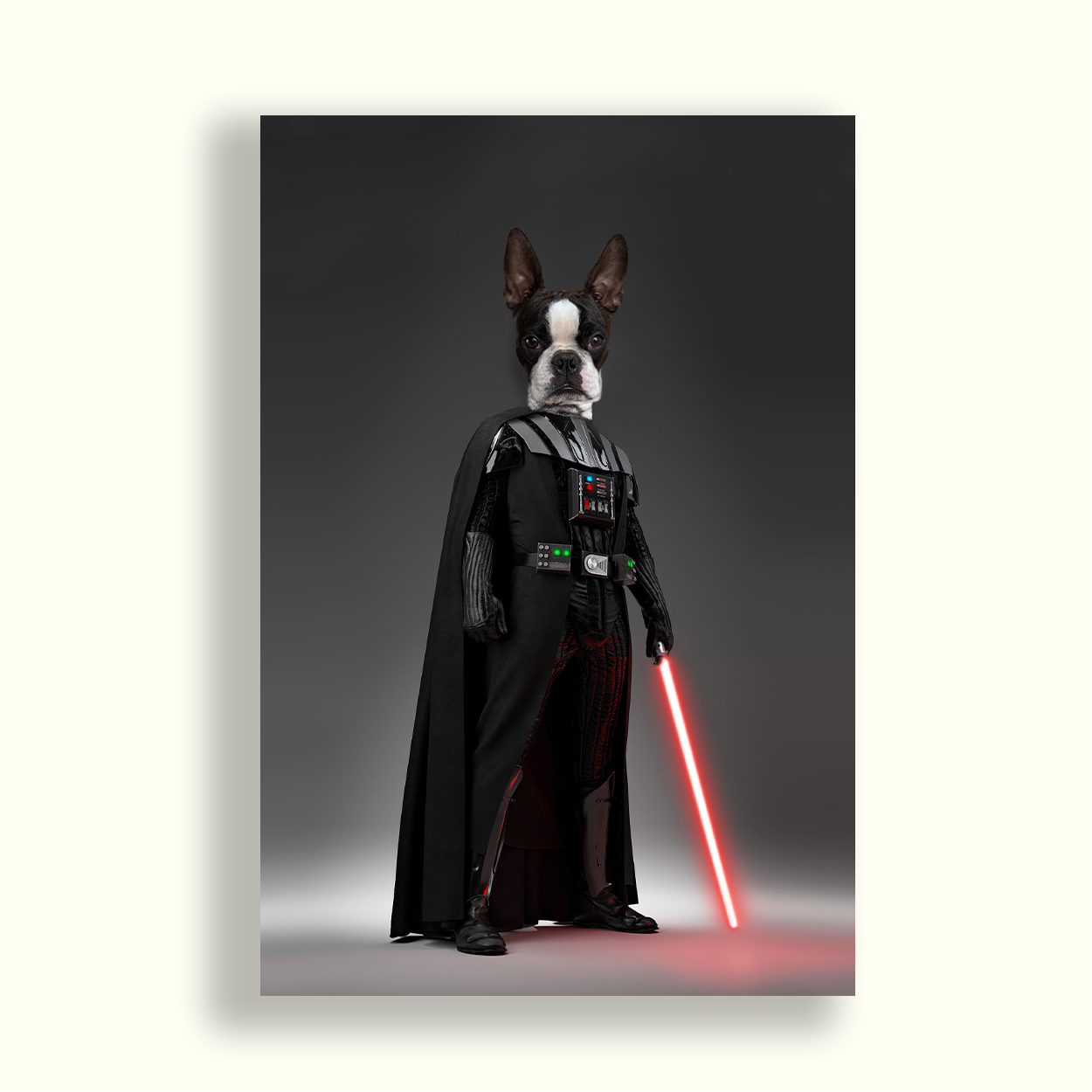 Perro vestido como darth vader (star wars) con un sable de  luz rojo en su mano