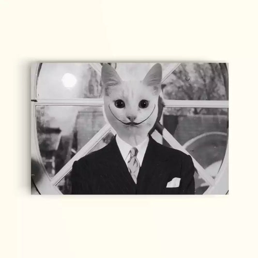 Gatito blanco en un cuadro en blanco y negro simulando al pintor Salvador Dali